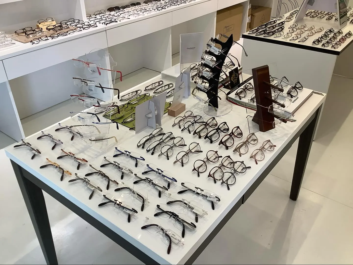 当店では、おしゃれな眼鏡をお求めの皆様に特別なアイテムを提供...