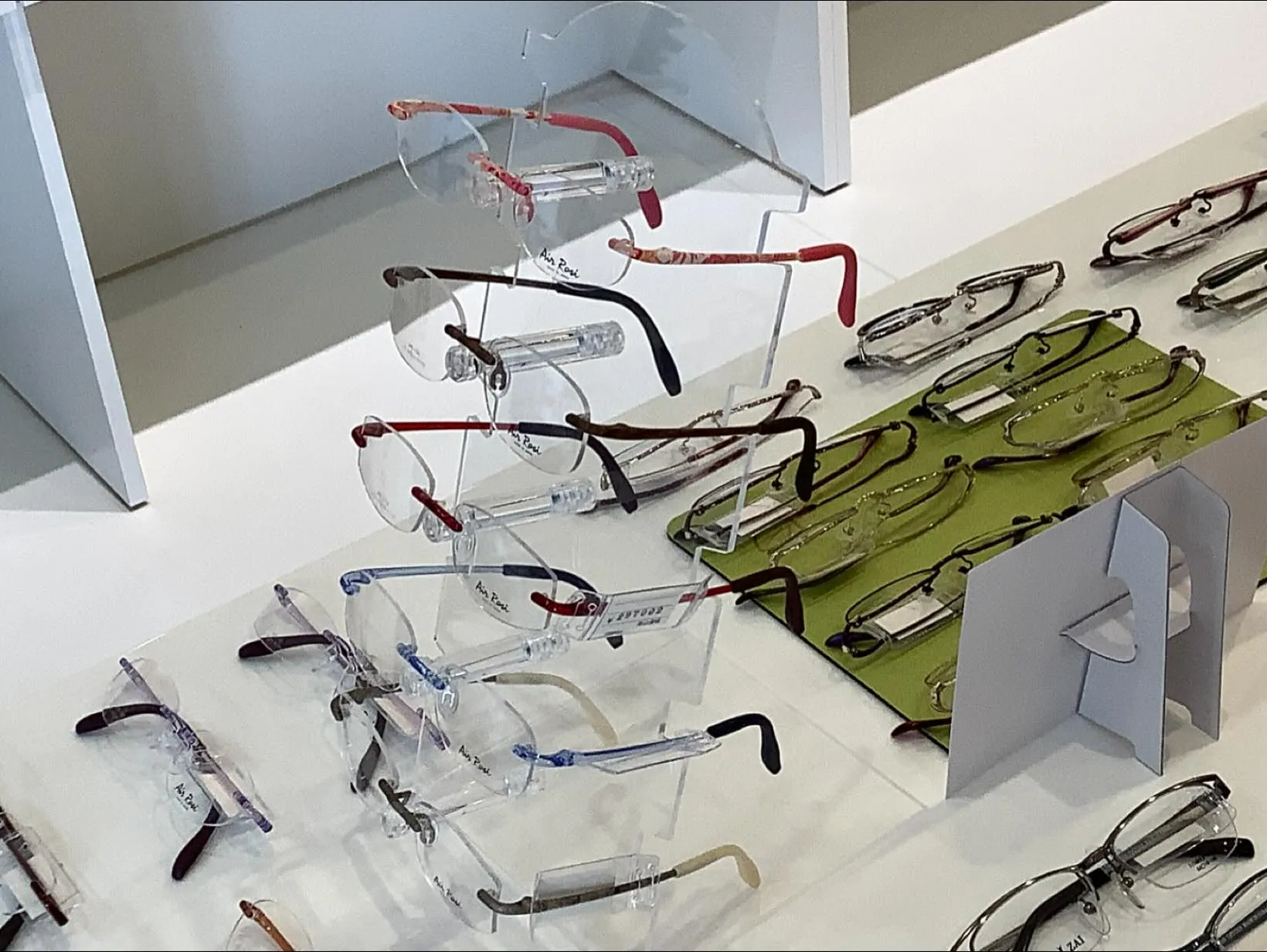 新しいメガネの世界へようこそ!フチの無いデザインのメガネは、...